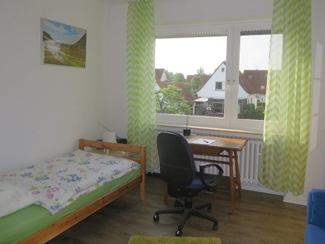 Ostzimmer - Bett zum Fenster und Schreibtisch