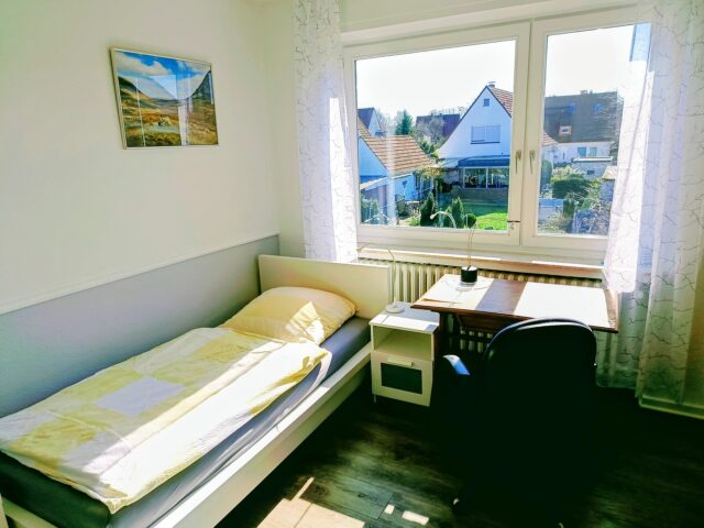 Ostzimmer - Bett zum Fenster und Schreibtisch