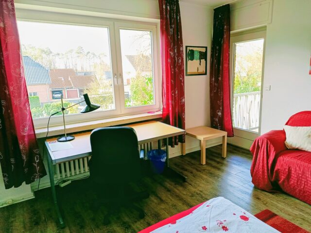 Südzimmer - Ausgang zum Balkon und Couch